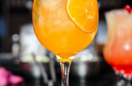 Cocktail vino bianco secco e arancia